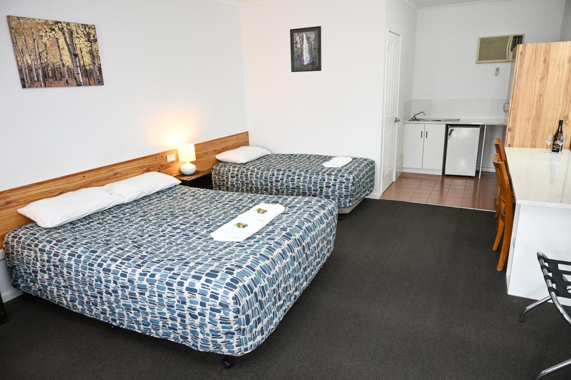 Holbrook Town Centre Motor Inn Exteriör bild